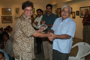 Shri. Suhas Bahulkar felicitate Artist Bhalchandra Mandke at Artfest 09, Indiaart Gallery